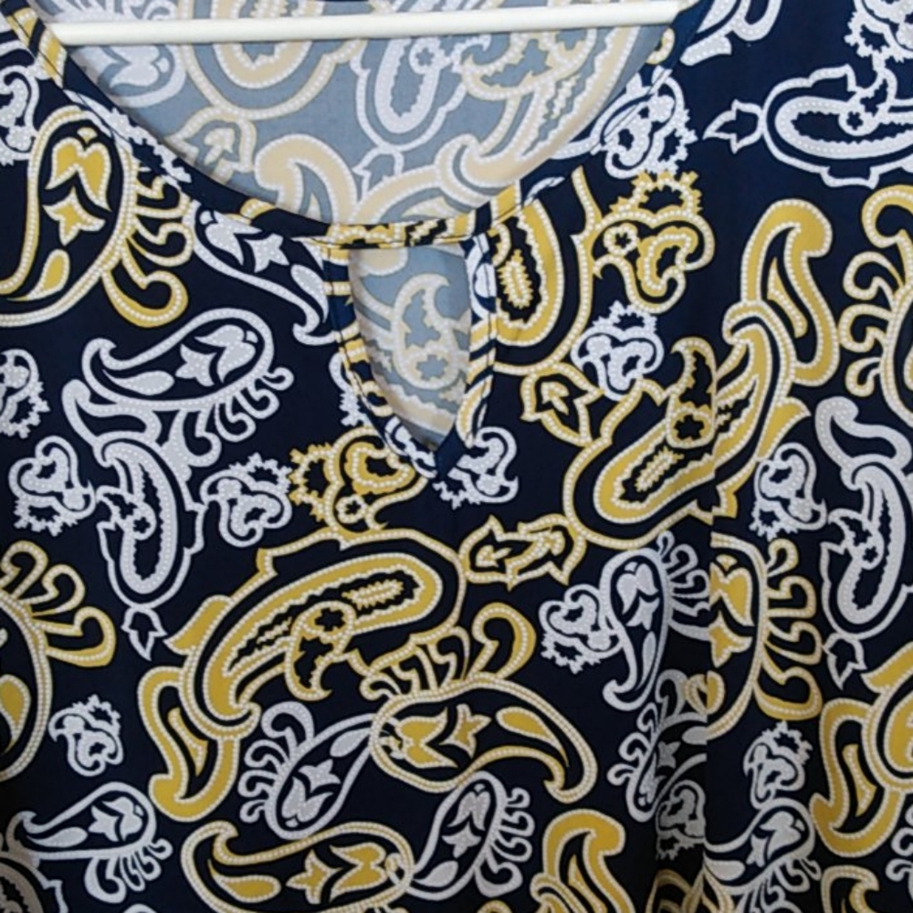 Beautiful blouse - Picture 2 of 2